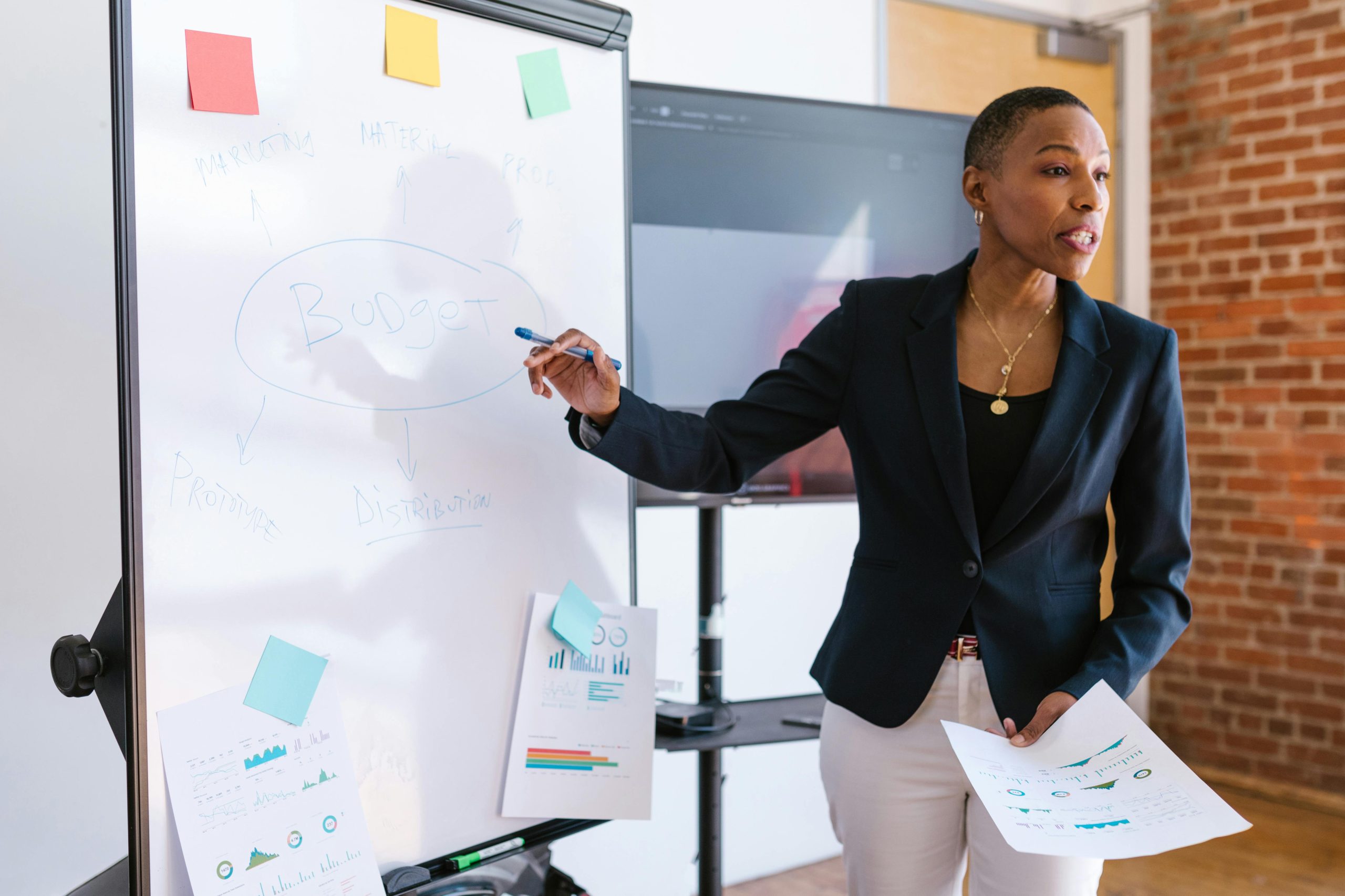 leadership vs management - management vs leadership - soft skill manager
